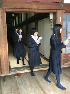 ３