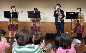 華頂短期大学附属幼稚園で演奏会を行いました（吹奏楽部）